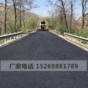 瀝青冷補(bǔ)料施工現(xiàn)場(chǎng)